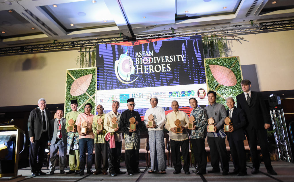 The ASEAN Biodiversity Heroes were recognized in an award ceremony in Manila, Philippines. (left to right) H.E. Vongthep Arthakaivalvatee, Deputy Secretary-General of ASEAN for ASEAN Socio-Cultural Community; ASEAN Centre for Biodiversity (ACB) Executive Director Roberto V. Oliva; Mr. Eyad Samhan (Brunei Darussalam); Mr. Sophea Chhin (Cambodia); Mr. Alex Waisimon (Indonesia); Mr. Nitsavanh Louangkhot Pravongviengkham (Lao PDR); Prof. Zakri Abdul Hamid (Malaysia); Dr. Maung Maung Kyi (Myanmar); Dr. Angel Alcala (Philippines); Prof. Leo Tan Wee Hin (Singapore); Dr. Nonn Panitvong (Thailand); Prof. Dang Huy Huynh (Viet Nam); and Mr. Michael Bucki, EU Climate Change and Environment Counsellor to the ASEAN.